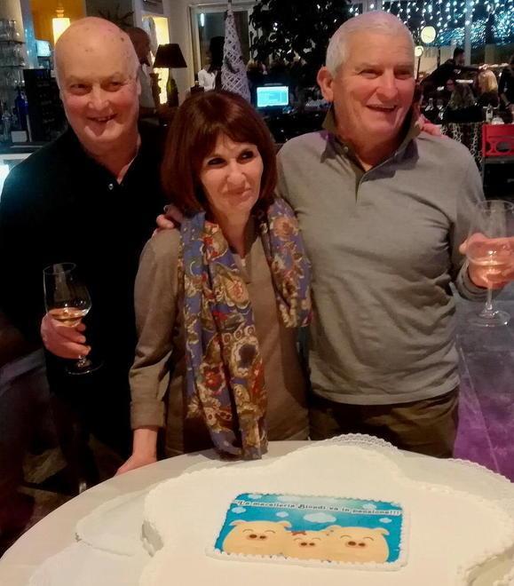 Una torta decorata con tre porcellini
