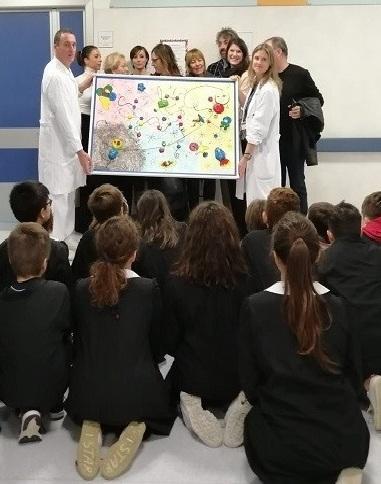 I bambini dipingono un quadro e lo donano al reparto di pediatria 