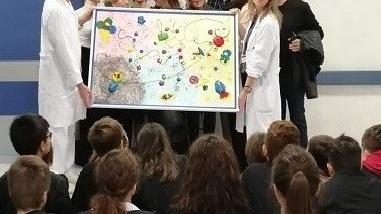 I bambini dipingono un quadro e lo donano al reparto di pediatria