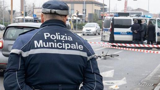 Attraversa la strada in bici: è travolto Deceduto un ex chimico di 76 anni