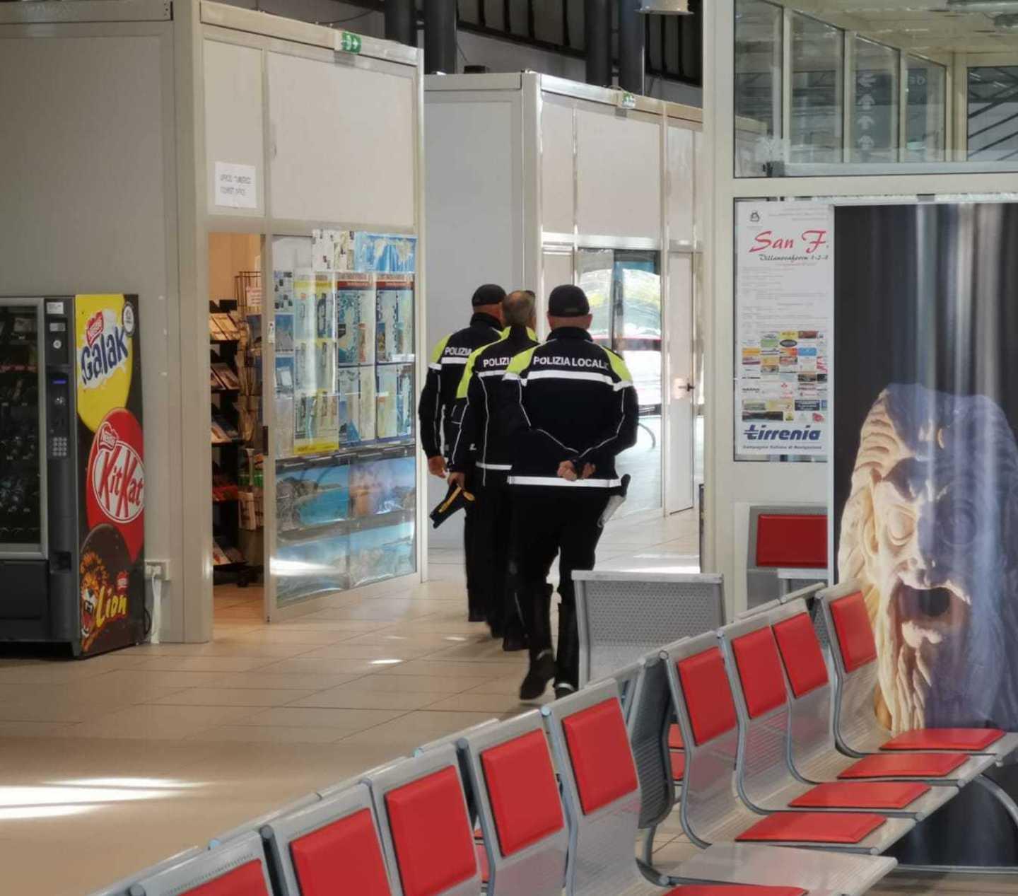 Porto Torres raid alla stazione marittima