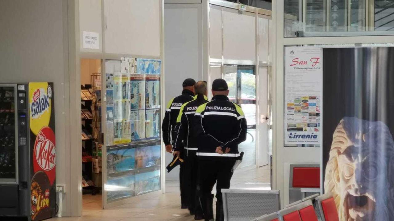 Porto Torres raid alla stazione marittima