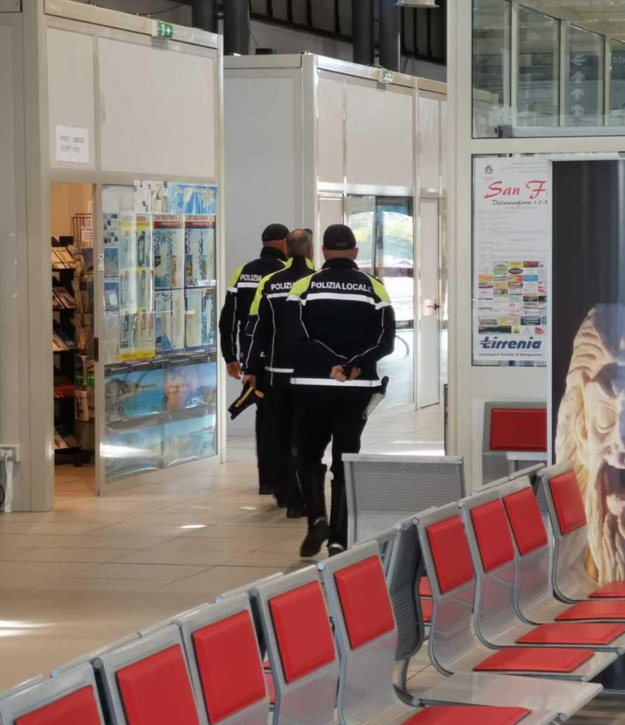 Nuovo raid vandalico alla stazione marittima 