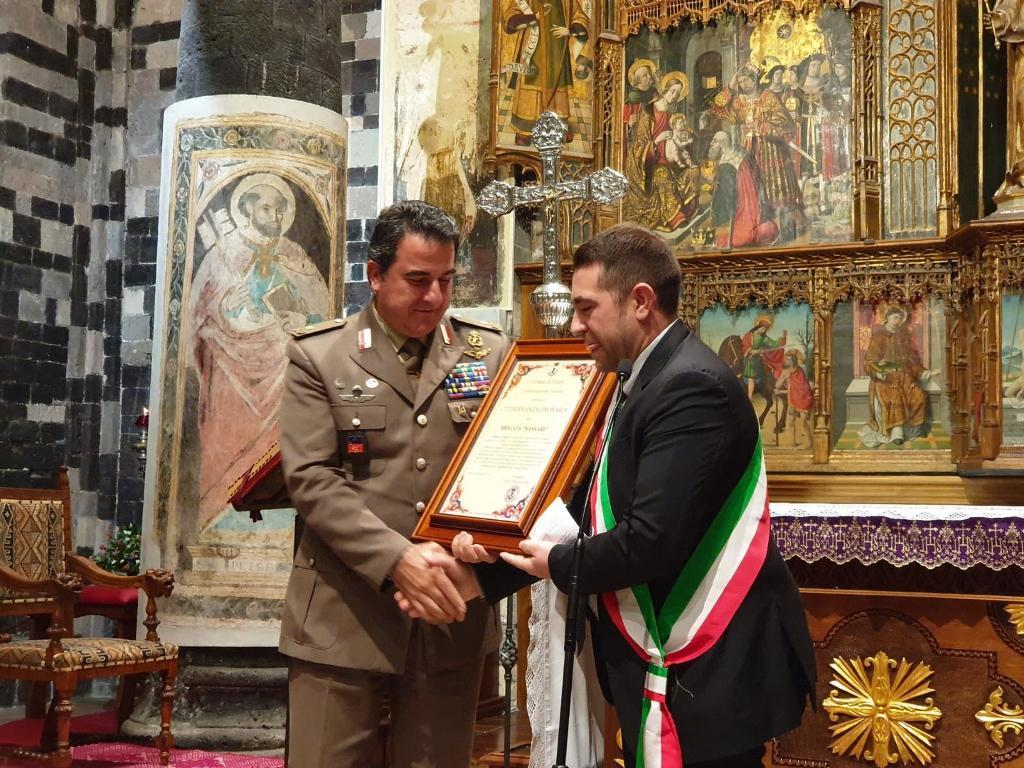 Il sindaco di Ardara Francesco Dui consegna la cittadinanza onoraria alla Brigata Sassari al comandante Andrea Di Stasio