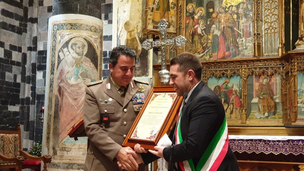 Il sindaco di Ardara Francesco Dui consegna la cittadinanza onoraria alla Brigata Sassari al comandante Andrea Di Stasio