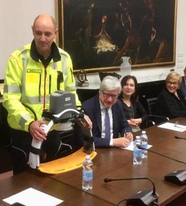 Sedici macchine salva-vita donate alla centrale 118 del Versilia