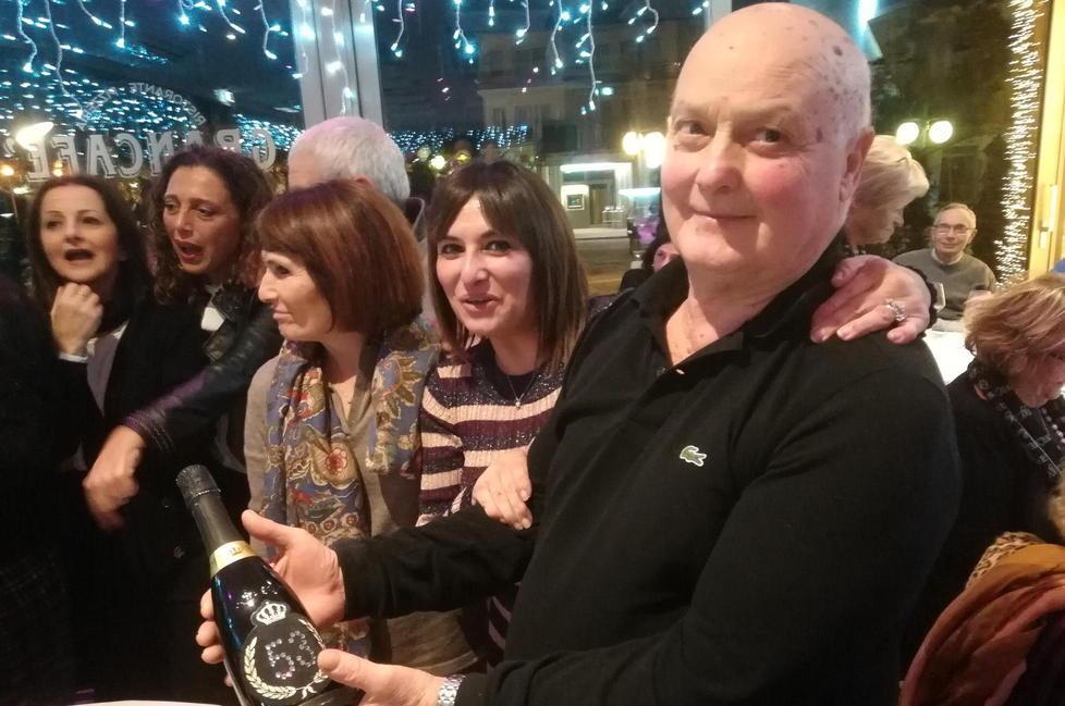 Celestino Biondi con la bottiglia di spumante numerata, 53 come gli anni diattività del negozio di via Marrucci