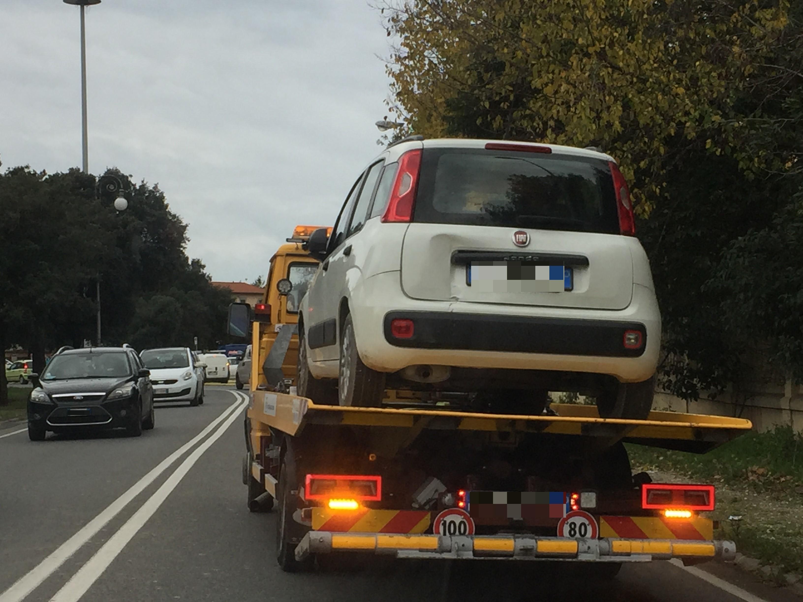 L'auto portata via dal carro attrezzi