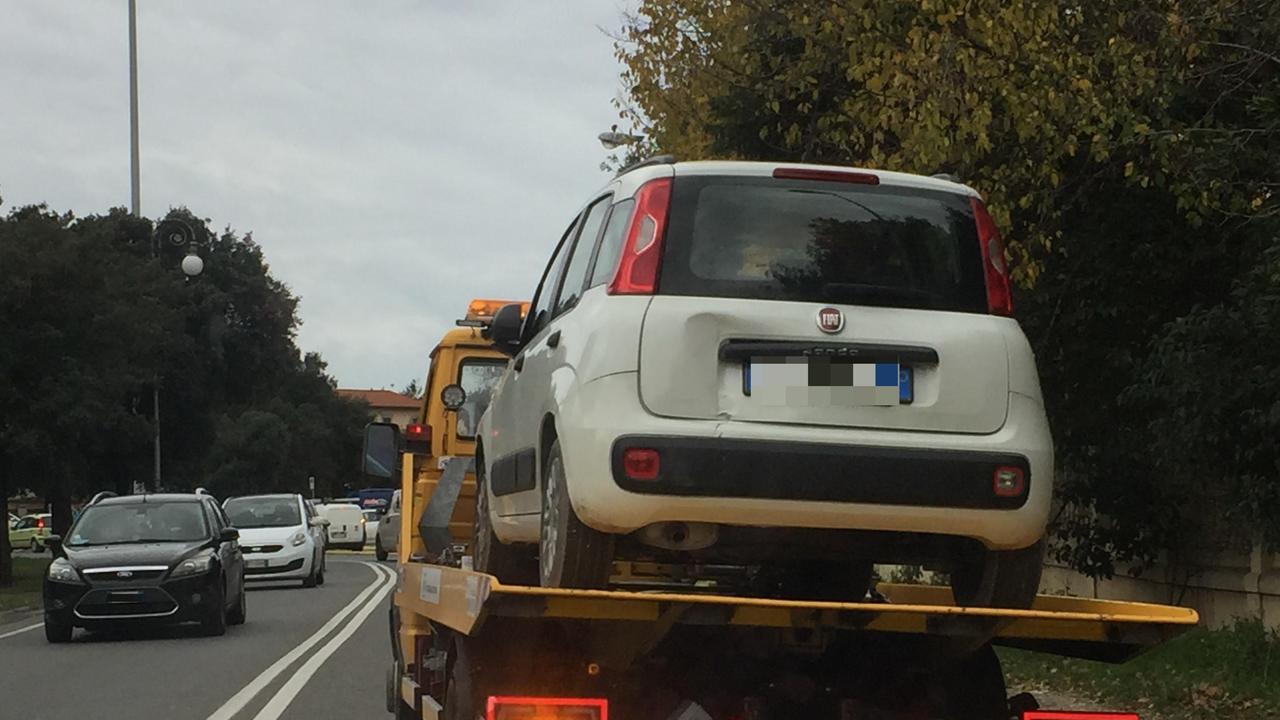 L'auto portata via dal carro attrezzi
