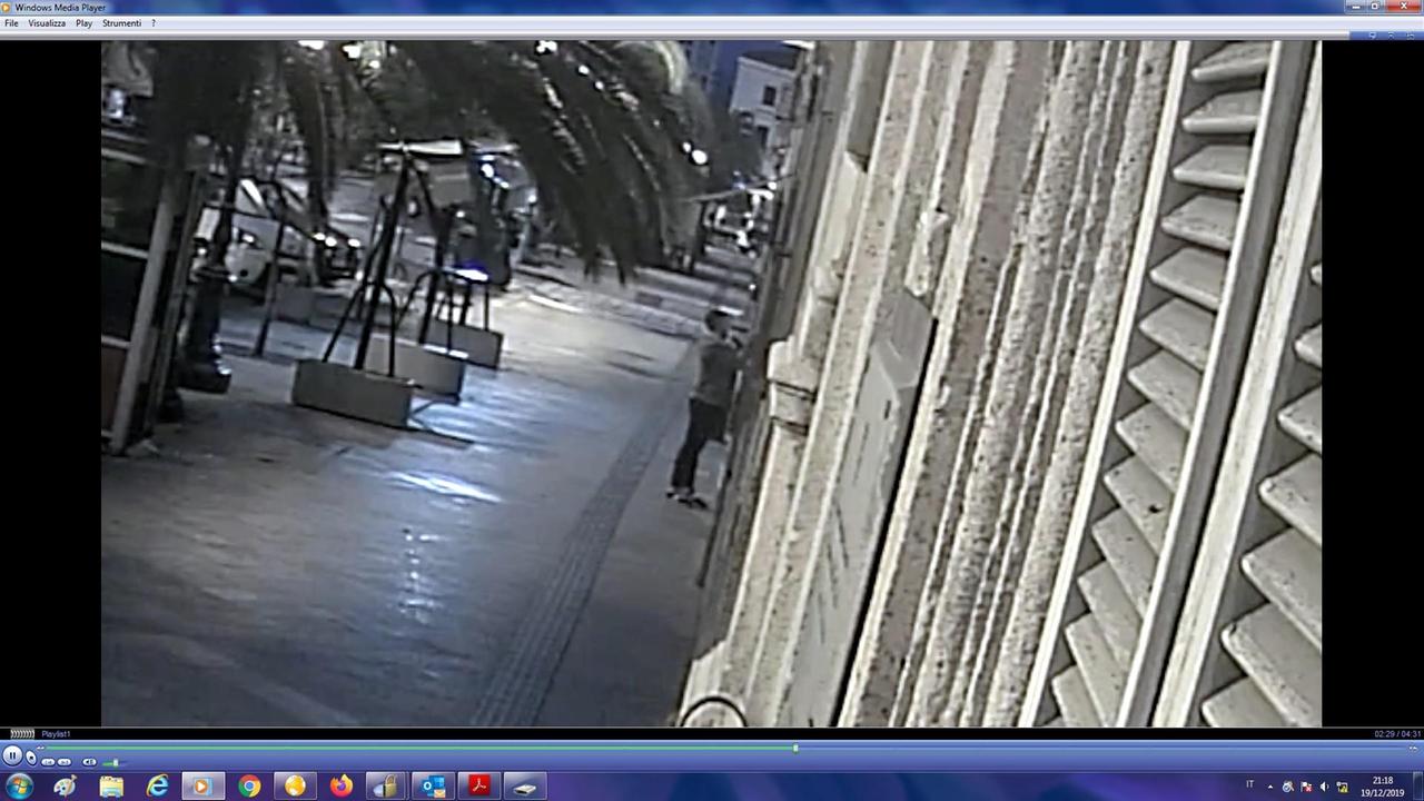 Il fermo immagine della telecamera nella via Roma