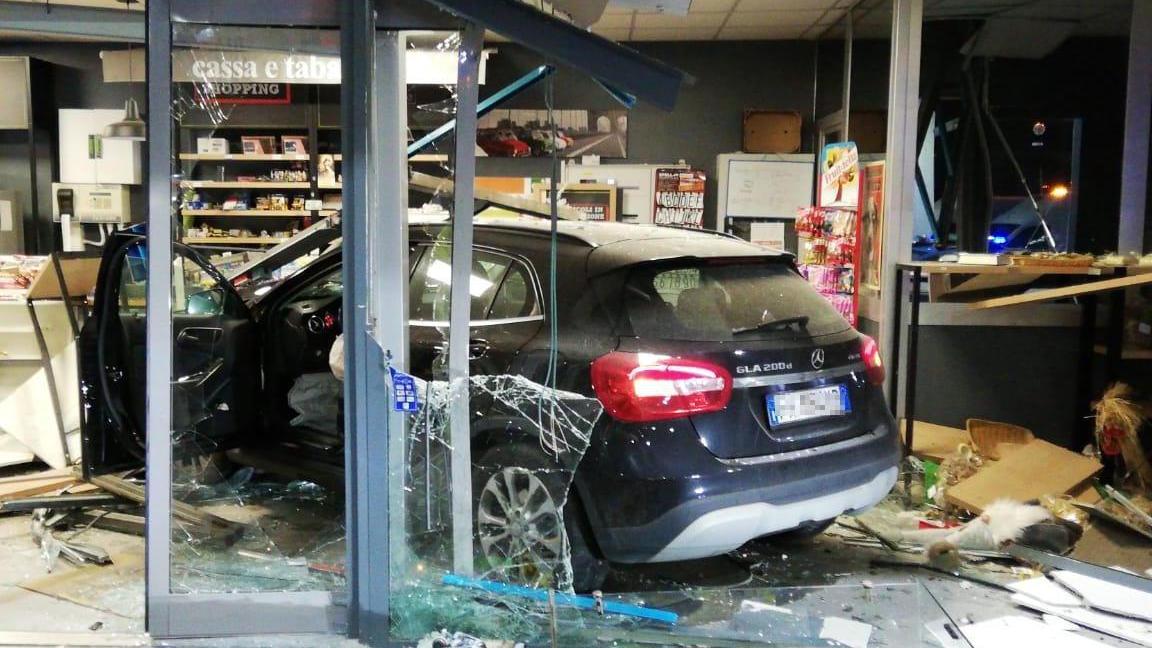 Si sente male in auto e sfonda l’autogrill: grave un dipendente