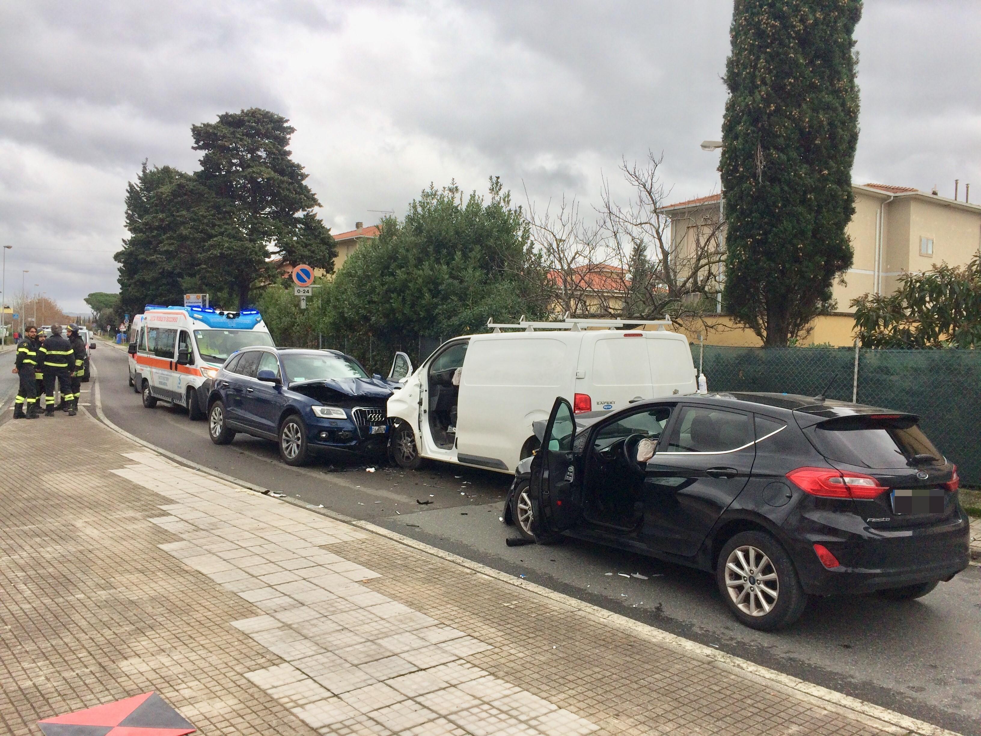 L'incidente in via Carrà (foto Michele Falorni/Silvi)