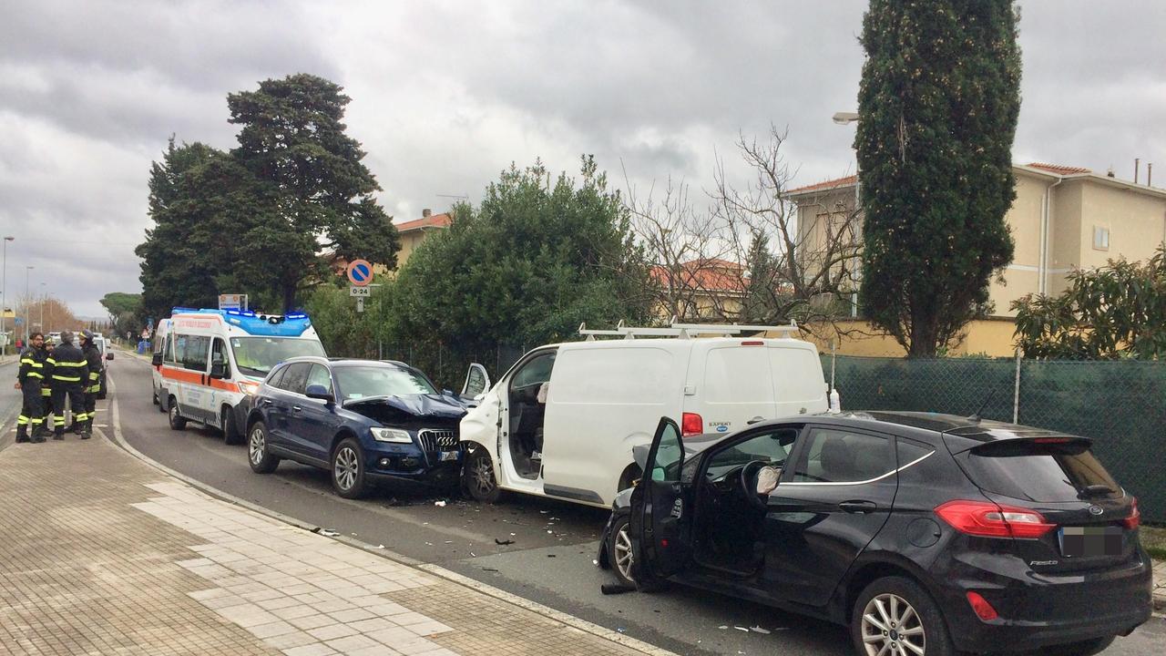 L'incidente in via Carrà (foto Michele Falorni/Silvi)