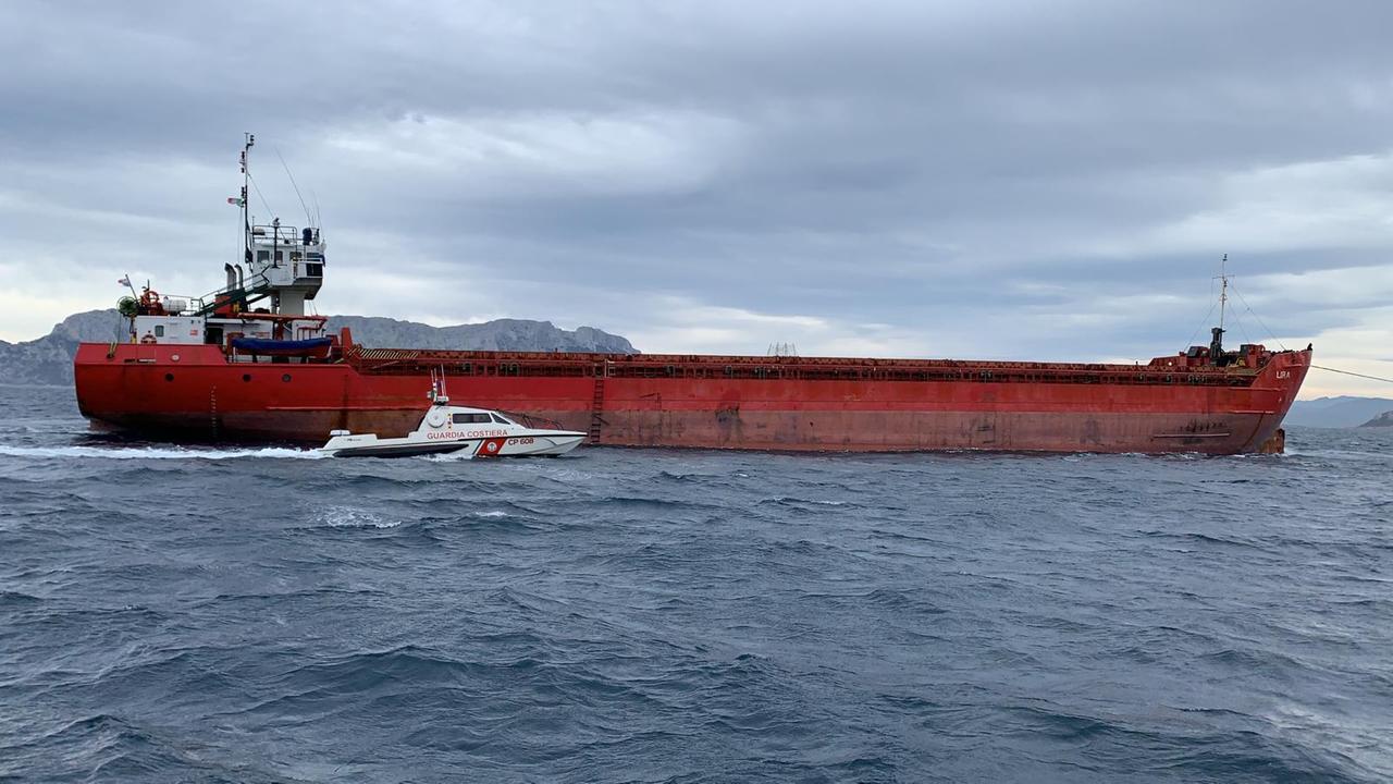 La nave cargo in avarìa trascinata in porto a Olbia (foto Vanna Sanna)