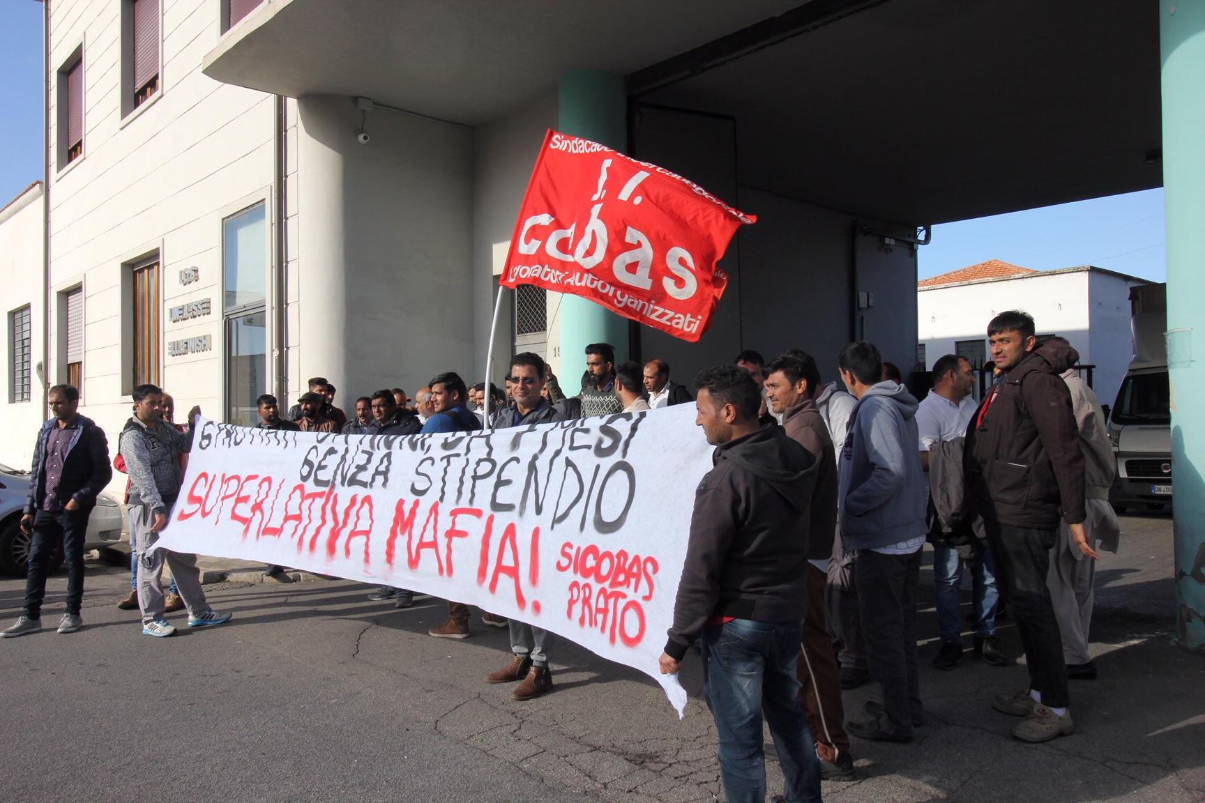 La manifestazione del 16 ottobre davanti alla Tintoria Superlativa