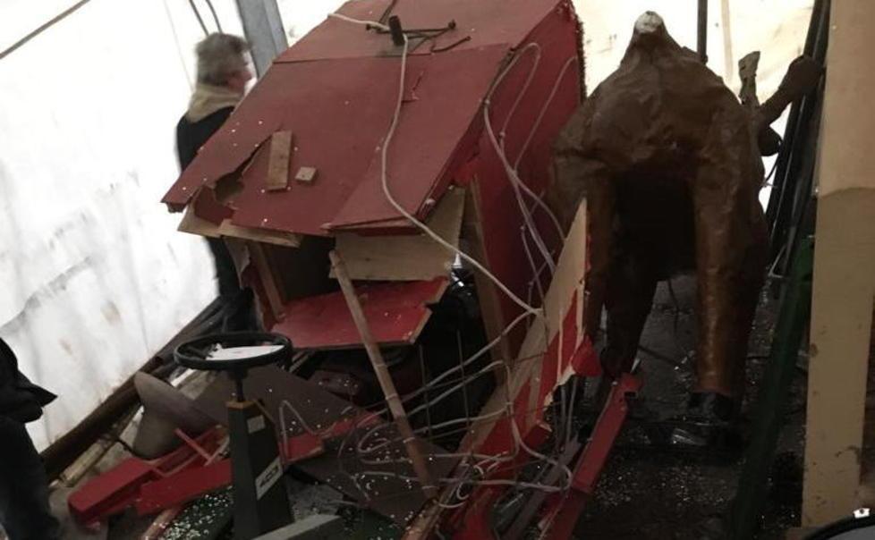 Vandali al magazzino Pro Loco, devastata la slitta di Babbo Natale