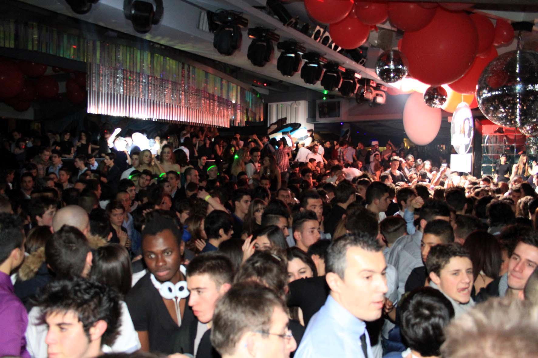 Una festa di fine anno in una discoteca (foto d'archivio)