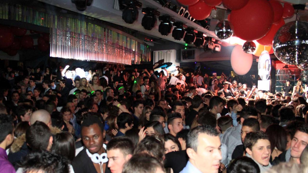 Una festa di fine anno in una discoteca (foto d'archivio)
