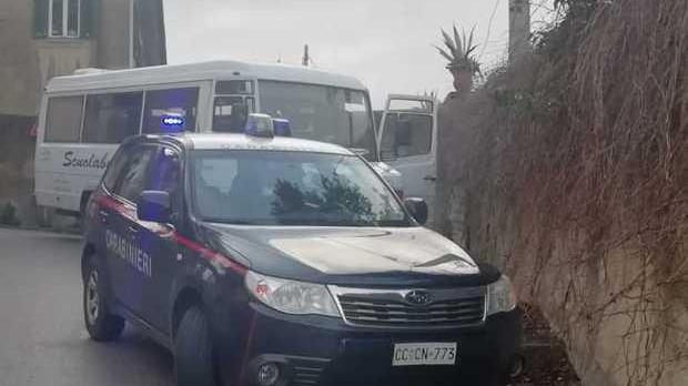 Il bus quasi a muro con davanti l'auto dei carabinieri (foto Cecilia Foschi/Pentafoto)