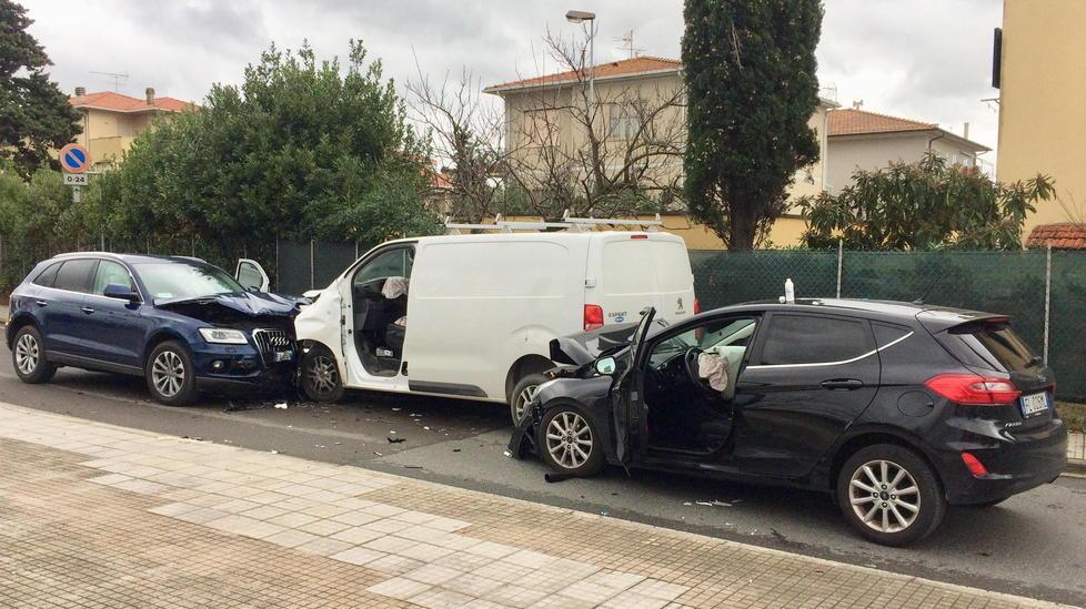 L'incidente di via Carrà (foto Michele Falorni/Silvi)