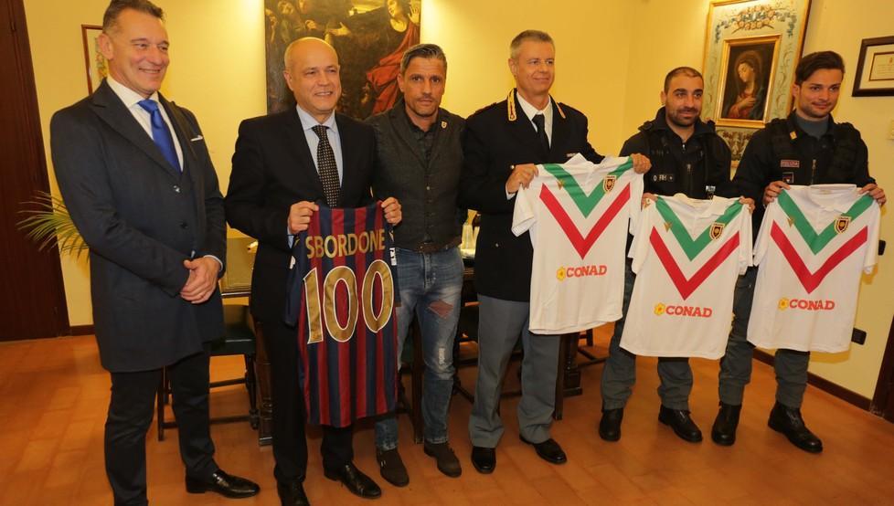 La Reggiana omaggia i poliziotti feriti durante gli scontri con i tifosi del Piacenza 