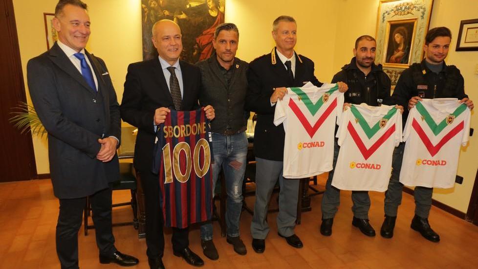 La Reggiana omaggia i poliziotti feriti durante gli scontri con i tifosi del Piacenza