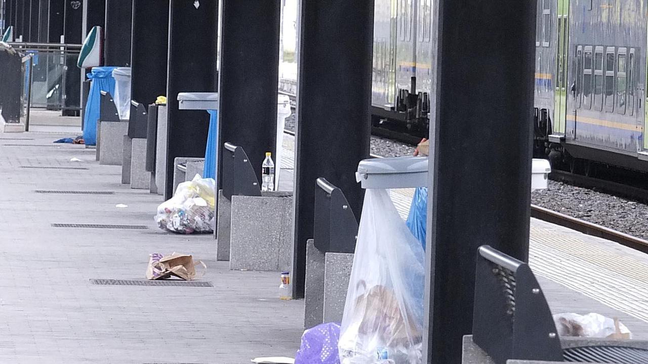 La stazione di Pisa come una discarica ormai da giorni - Foto