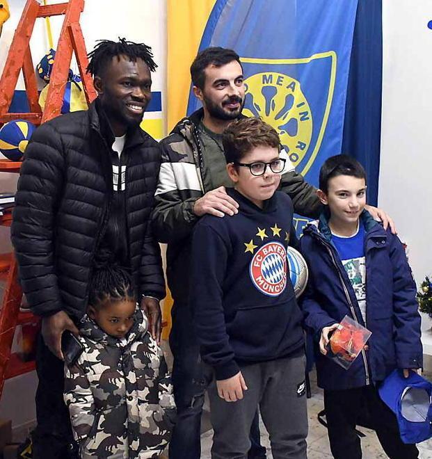 Un Babbo Natale tutto gialloazzurro allo store in centro 