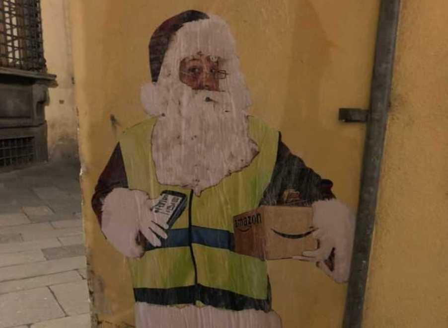 Babbo Natale diventa un corriere e consegna i pacchi di Amazon