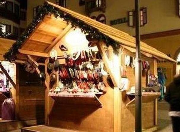 Un mercatino di Natale in piazza della Pace a Torre del Lago