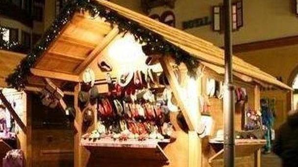 Un mercatino di Natale in piazza della Pace a Torre del Lago