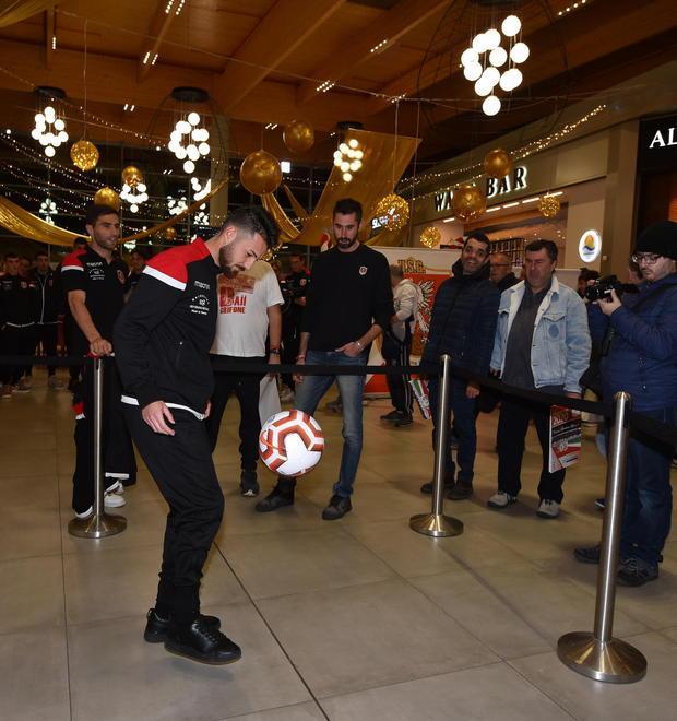 Palleggi, autografi ed entusiasmo Festa per il Grifone 