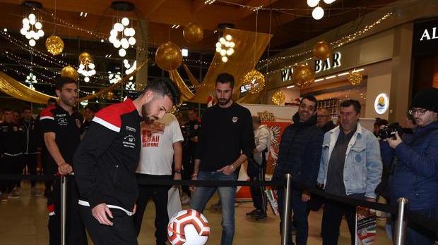 Palleggi, autografi ed entusiasmo Festa per il Grifone