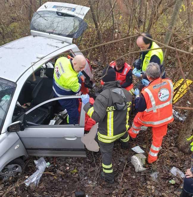 Esce di strada, ferita