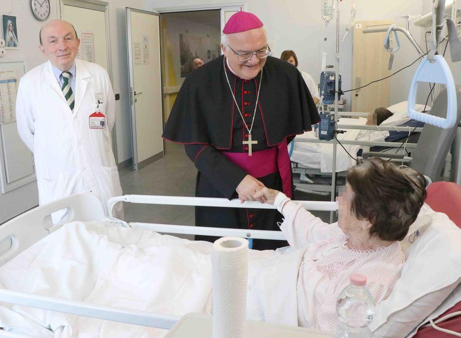 Il vescovo abbraccia pazienti e familiari all’ospedale di Cona 
