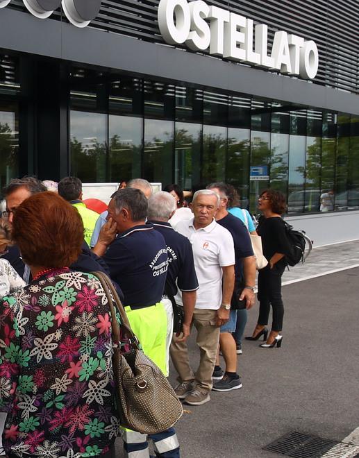 Allarme al supermercato per fori sospetti nella bottiglia del latte