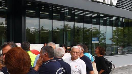 Allarme al supermercato per fori sospetti nella bottiglia del latte