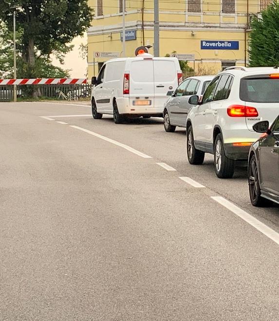 Circolazione bloccata dal passaggio a livello «Basta lunghe code» 