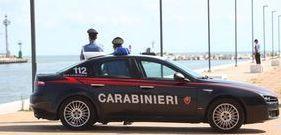 Lancia una bottiglia e tenta l’aggressione Finisce in arresto 