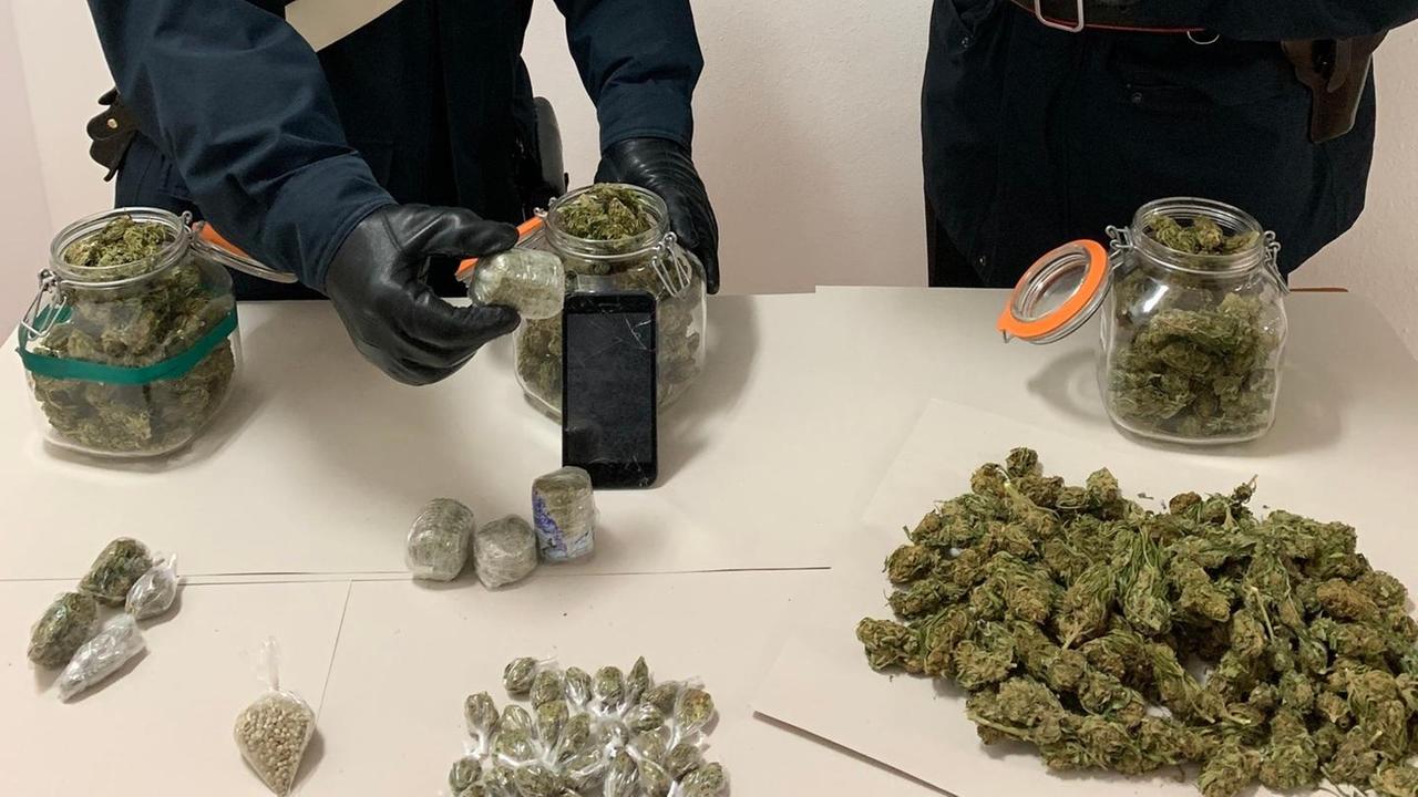 Ottocento grammi di marijuana in casa arrestato un 53enne