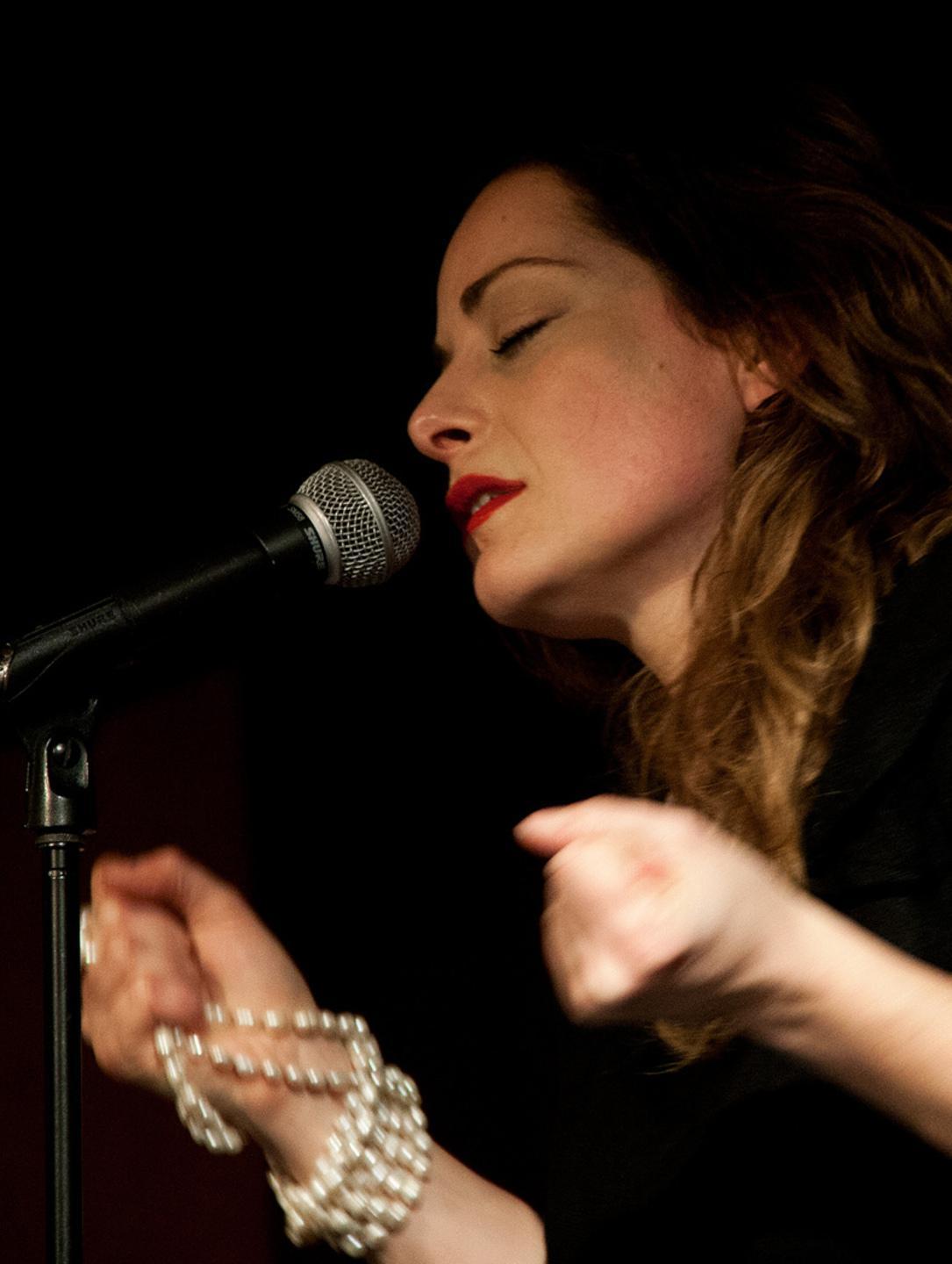 Ilaria Pilar incanta il Civico di Sassari 