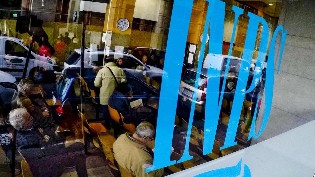 Prendeva il reddito di cittadinanza che spettava alla ex