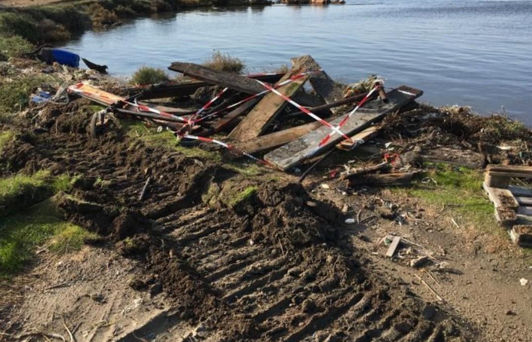 Le ruspe abbattono un pontile abusivo 