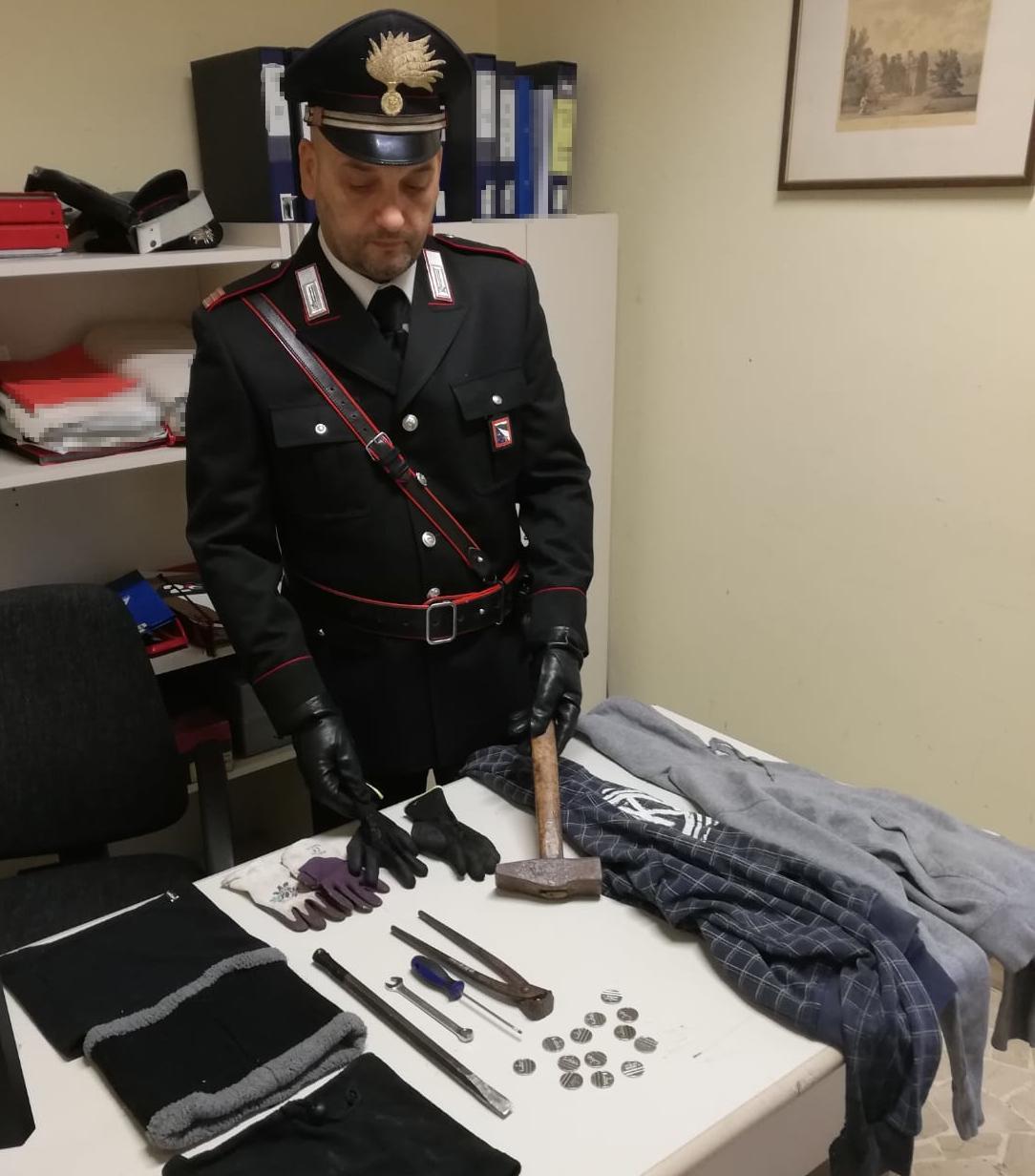 Furto al distributore: due persone denunciate dai carabinieri