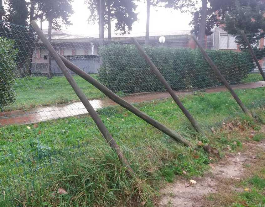 La recinzione divelta a Stagno