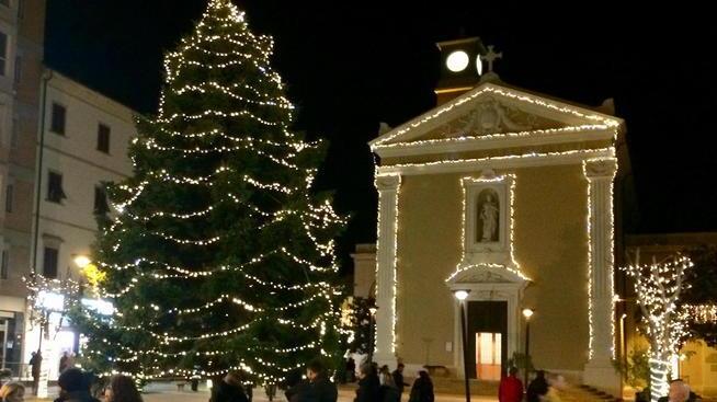 Da esercenti e Comune 43mila euro per le luci. Banche, zero contributi