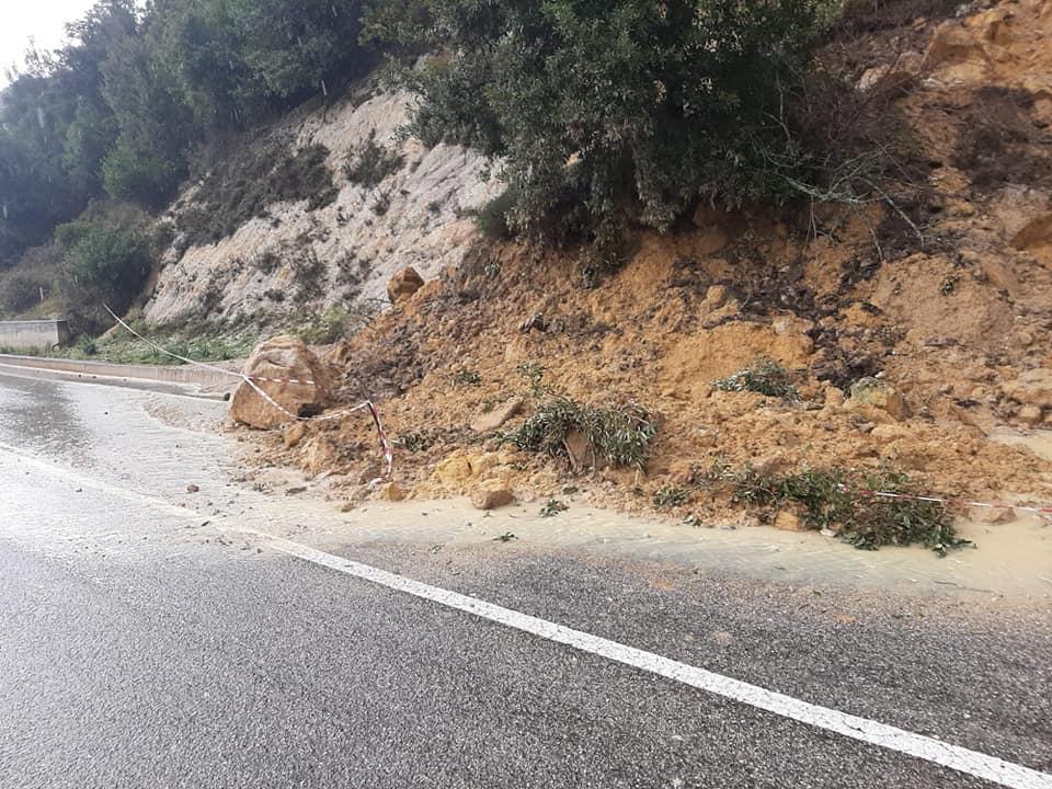 Quattro frane sulla provinciale 111: strada comunque aperta