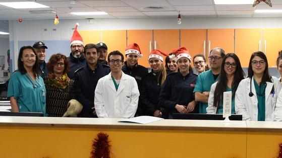 Gli agenti delle volanti Babbi Natale in corsia
