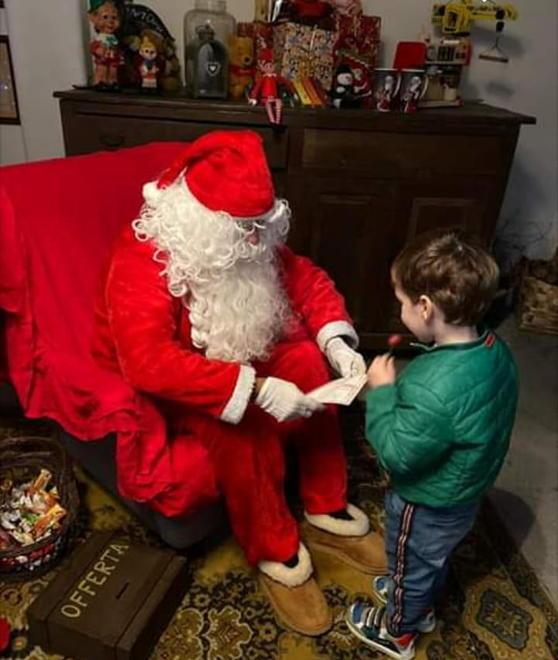 Tantissimi bambini nella casa di Babbo Natale