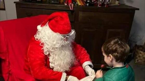 Tantissimi bambini nella casa di Babbo Natale